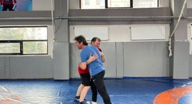 Gençlik ve Spor İl Müdürü Kabakcı güreşçilerle mindere çıktı