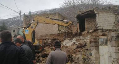 Hacılar’da sağanak yağış metruk evi yıktı