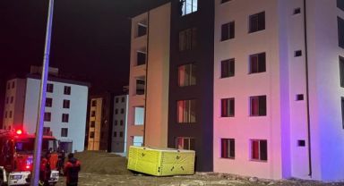 İnşaatın çatısına çıkan şahsı polis ikna etti