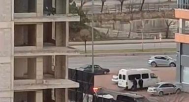 İntihar girişiminde bulunan şahıs, kendisini ikna etmeye çalışanlara taş fırlattı