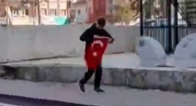 Kaldırımda gördüğü Türk Bayrağı'nı koşarak alan çocuk, kask kamerasıyla görüntülendi