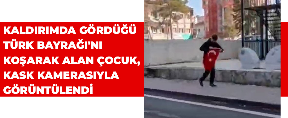 Kaldırımda gördüğü Türk Bayrağı'nı koşarak alan çocuk, kask kamerasıyla görüntülendi