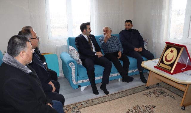 Kaymakam Eser, Tomarzalı şehit babasını ve Kıbrıs gazisini ziyaret etti