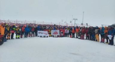 Kayseri’de 120 dağcı Erciyes’in 3 bin 600 rakımına tırmandı