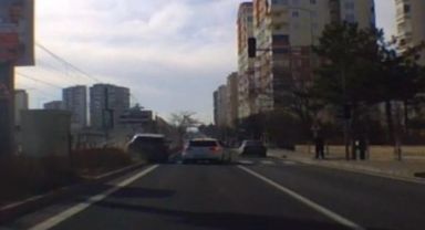 Kayseri'de aracın, refüjdeki yayaların arasına daldığı kazada kamerada