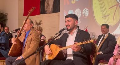 Kayseri'de Âşıklar Şöleni İzdihamı: 400 Kişilik Salona 3 Bin Vatandaş Akın Etti!