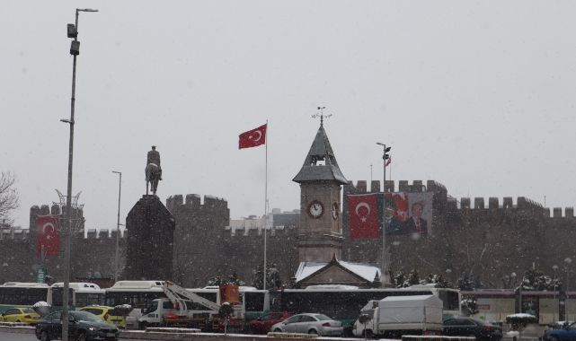 Kayseri’de kar yağışı aralıklı olarak devam ediyor