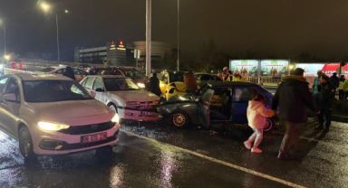 Kayseri'de otomobil kırmızı ışıkta bekleyen 5 araca çarptı: 2 yaralı