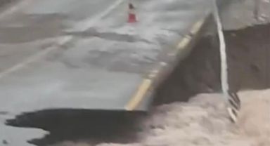 Kayseri’de sel yolu çökertti