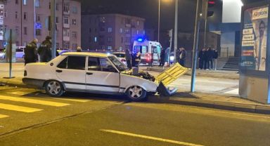 Melikgazi'de iki otomobil kavşakta çarpıştı
