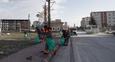 Melikgazi’de şiddetli rüzgarın etkileri temizlendi