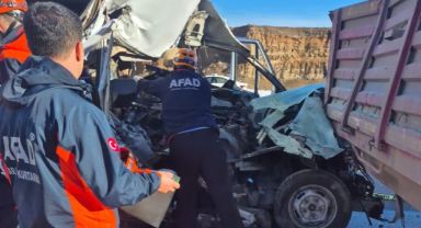 Öğrenci servisi ile TIR çarpıştı: 1 ölü, 7 yaralı