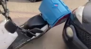 Otomobil sürücüsü ile motosikletli kurye arasındaki gerginlik kamerada