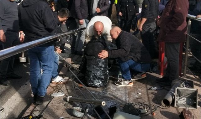 Otomobil yayalara çarptı: 3 yaralı