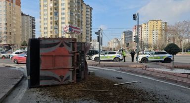 Otomobille çarpışan kamyonet yan yattı, hayvan dışkıları yola savruldu