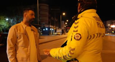 Polisten 'babalık' yapmasını isteyen alkollü sürücü gazetecinin şarjının bitmesini diledi