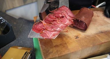 Ramazan sofralarının vazgeçilmezi pastırmada fiyat aralığı 1800 ile 4 bin 500 TL arasında