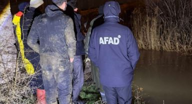 Sağanak yağış nedeniyle ev ve ahırları su bastı 