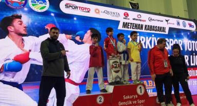 Sakarya’da düzenlenen karate müsabakalarında Kayserili 2 sporcudan madalya