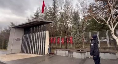 Şehit Komandolar durağında yıpranan Türk bayrağı yenisiyle değiştirildi