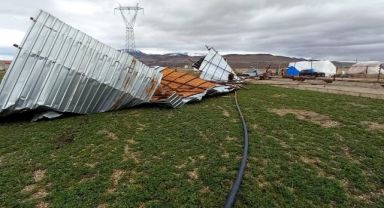 Şiddetli rüzgar ahırın çatısını uçurdu