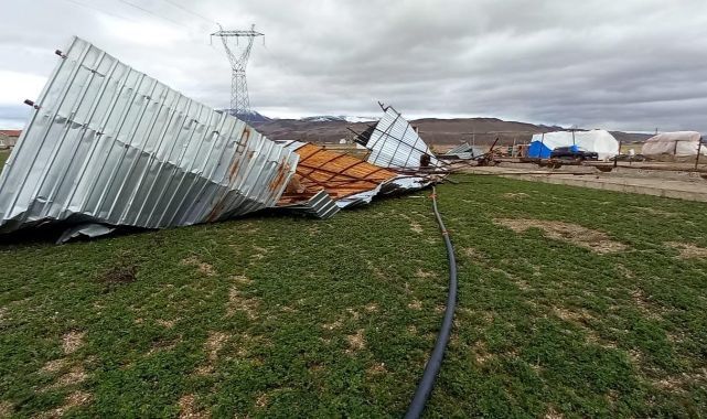Şiddetli rüzgar ahırın çatısını uçurdu