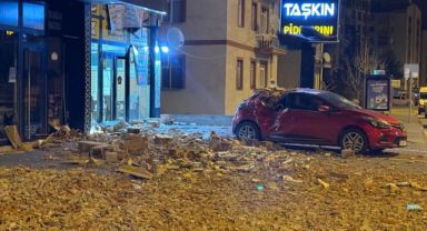 Şiddetli rüzgar binanın duvarını uçurdu