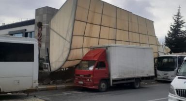 Şiddetli rüzgar fabrikanın otopark tentesini yerinden söktü