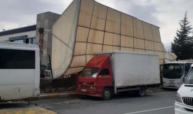 Şiddetli rüzgar fabrikanın otopark tentesini yerinden söktü