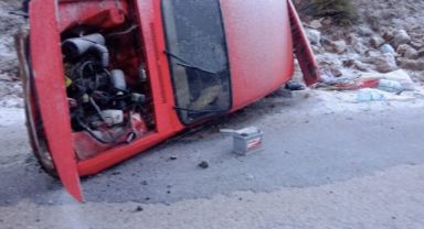 Şiddetli rüzgar otomobili yan yatırdı