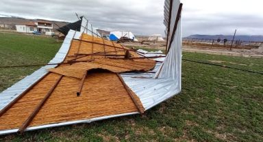 Sindelhöyük’te Şiddetli Rüzgar Besi Ahırını Vurdu: Çatı Uçtu, Duvarlar Yıkıldı!