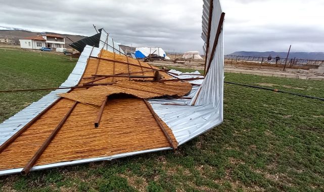Sindelhöyük’te Şiddetli Rüzgar Besi Ahırını Vurdu: Çatı Uçtu, Duvarlar Yıkıldı!