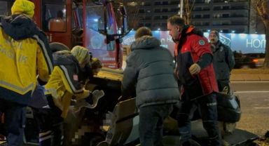 Takla atan otomobilde sıkışan arkadaşının başından ayrılmadı