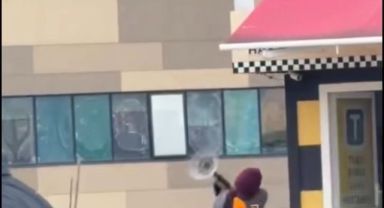 Taksi bulamayınca durağı böyle dağıttı, görenler şoka girdi