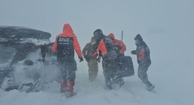Tipide araçlarıyla mahsur kalan vatandaşları AFAD ekipleri kurtardı