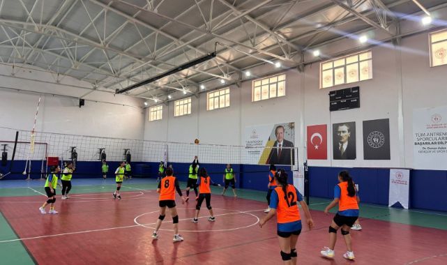 Tomarza’da “Evinin Sultanları Voleybol Turnuvası” başladı
