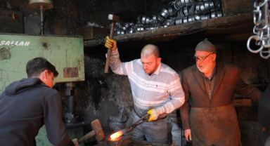 Üç kuşak aynı dükkanda demir dövüyor