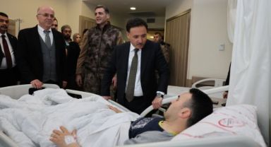 Vali Çiçek'ten operasyonda yaralanan özel harekat polisine ziyaret