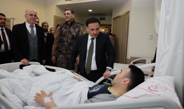 Vali Çiçek'ten operasyonda yaralanan özel harekat polisine ziyaret