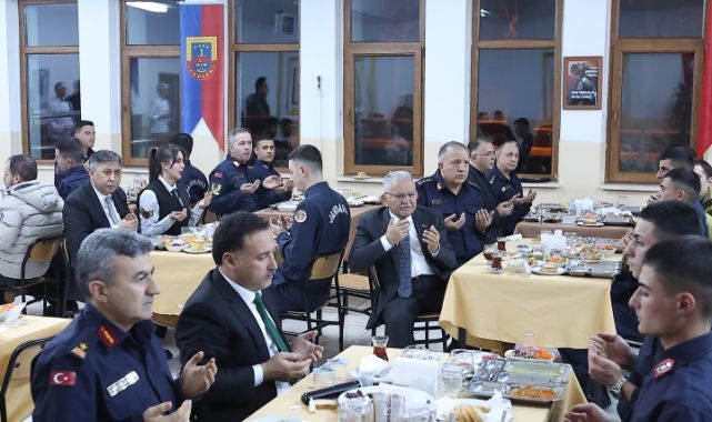 Vali Çiçek ve Başkan Büyükkılıç, jandarma personeliyle iftarda bir araya geldi