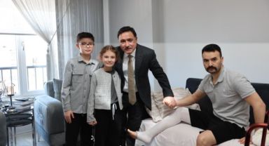 Vali Gökmen Çiçek ve Hulusi Akar’dan yaralı komisere geçmiş olsun ziyareti