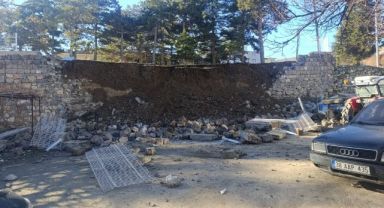 Yahyalı’da istinat duvarı çöktü