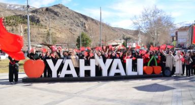 Yahyalı'da öğrencilerden “İlk Ders: Bayrak Sevgisi” yürüyüşü