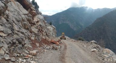 Yahyalı'da sel ve heyelan sonucu kapanan yollar açıldı