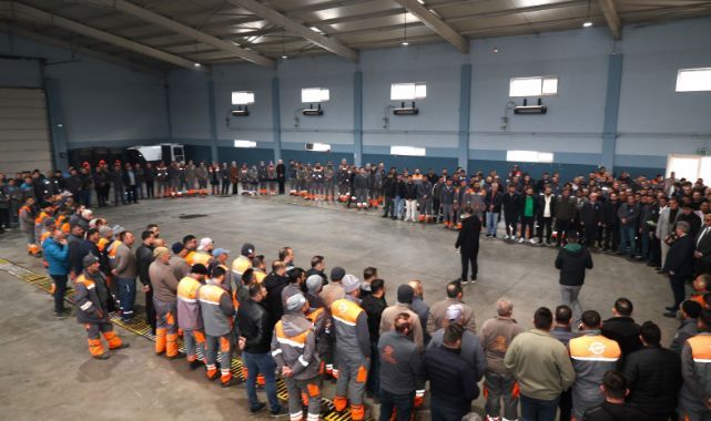 Başkan Palancıoğlu güne mesai arkadaşlarıyla bayramlaşarak başladı