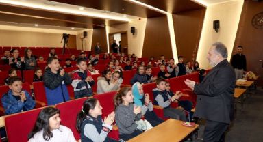 Başkan Yalçın'dan miniklere yerel yönetim dersi