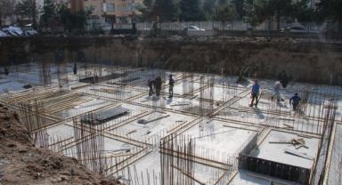 Depremde hasar gördüğü için yıkılan okulların yerine yeni binalar yükseliyor