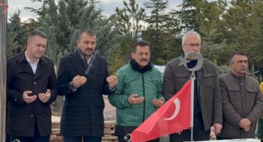 Develi’de Yeşilay Meşalesi Şehitlikte Yakıldı: Siyasi Partilerden