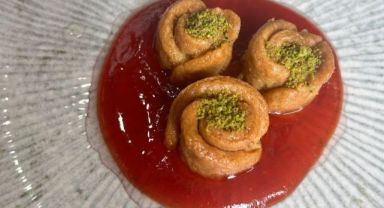 Develi Mutfağından Bir Gastronomi Mirası: Gilaburu Sosu Yatağında Tahinli Gül Tatlısı