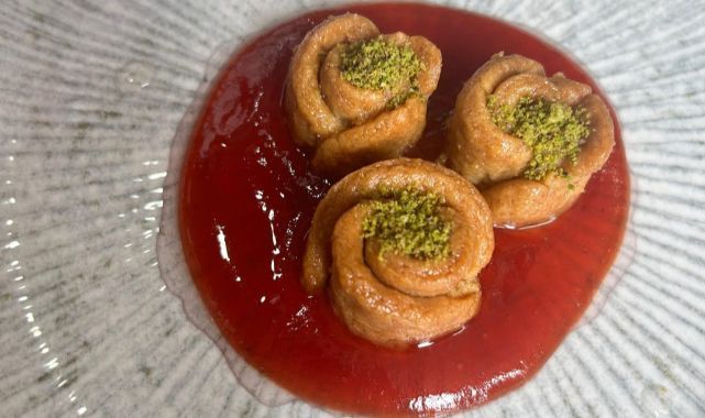 Develi Mutfağından Bir Gastronomi Mirası: Gilaburu Sosu Yatağında Tahinli Gül Tatlısı